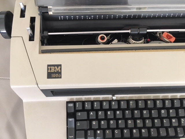 Machine à écrire IBM 196c, vue rapprochée du clavier AZERTY